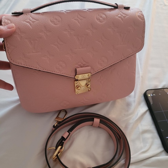 LOUIS VUITTON
Empreinte Pochette Metis Rose Poudre - Picture 3 of 16